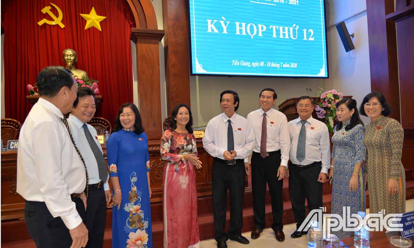 Đại biểu trao đổi tại kỳ họp.