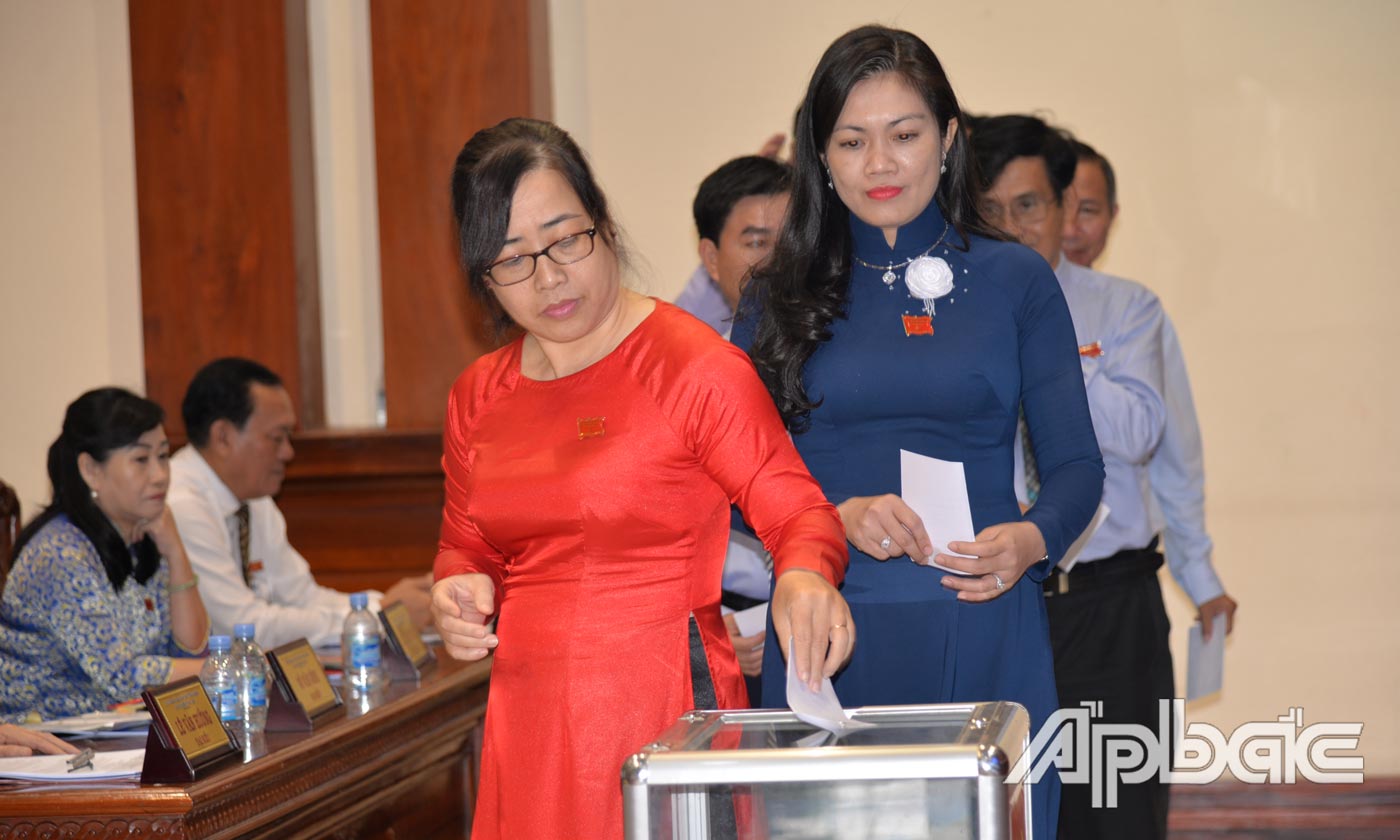 Đại biểu bỏ phiếu bầu bổ sung ủy viên UBND tỉnh.