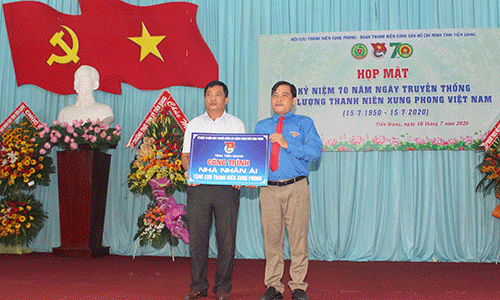 BTV Tỉnh đoàn trao bảng tượng trưng căn nhà cho cựu TNXP.