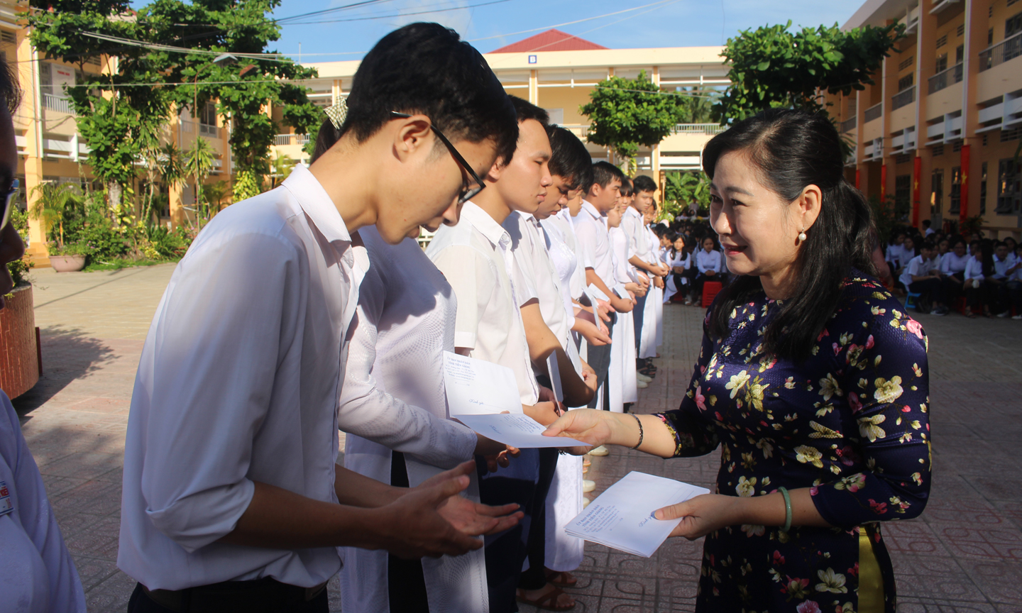 Đồng chí Châu Thị Mỹ Phương trao tặng học bổng.