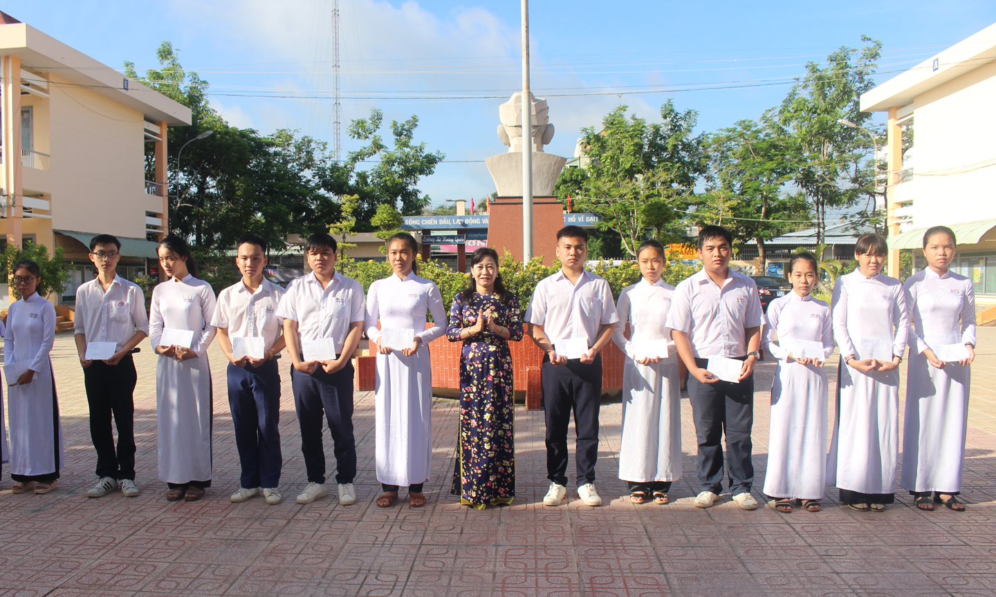 Đồng chí Châu Thị Mỹ Phương trao tặng học bổng.