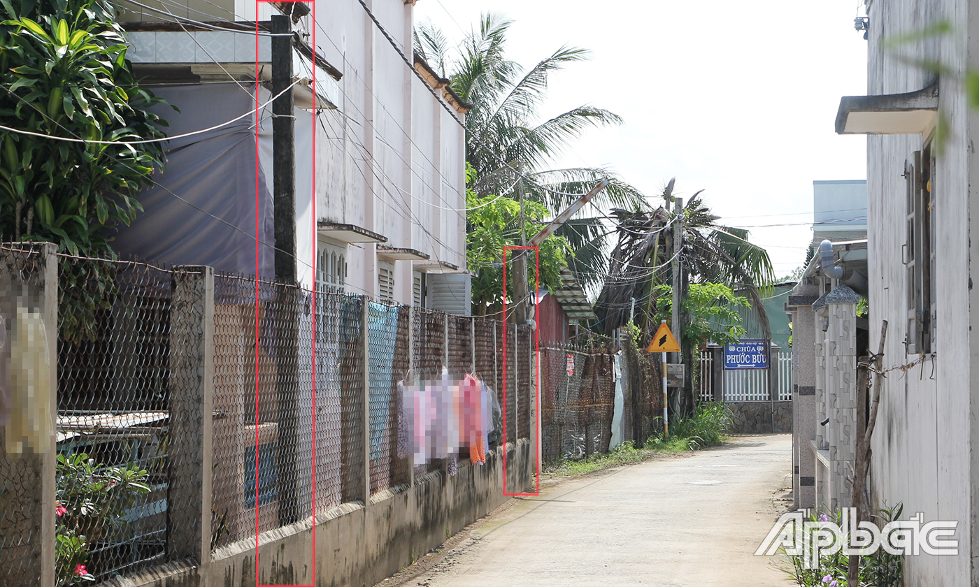 hộ ông Nguyễn Văn Trọng làm hàng rào kiên cố sát đường dal và bao trùm các trụ điện công cộng. 
