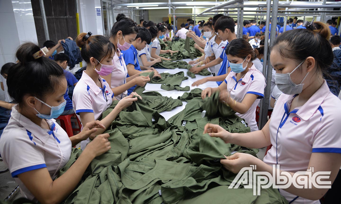 Nhiều doanh nghiệp may gặp khó khăn đã chuyển hướng tìm các đơn hàng khác.                                                                                                            					               Ảnh: a. PHƯƠNG 