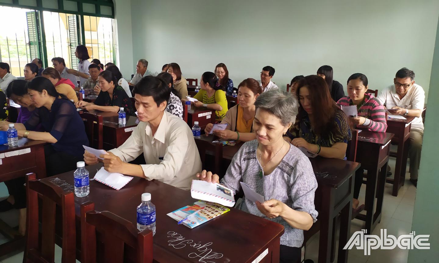 Phụ huynh đọc thư của con mình trong buổi họp phụ huynh.