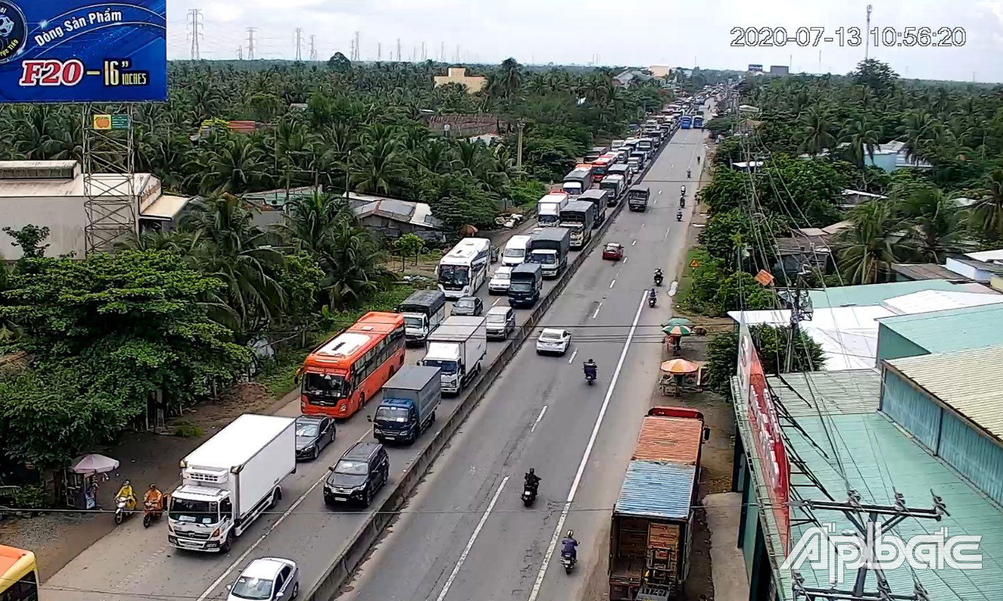 Các phương tiện nối đuôi nhau trên Quốc lộ 1 vào lúc 11 giờ cùng ngày.