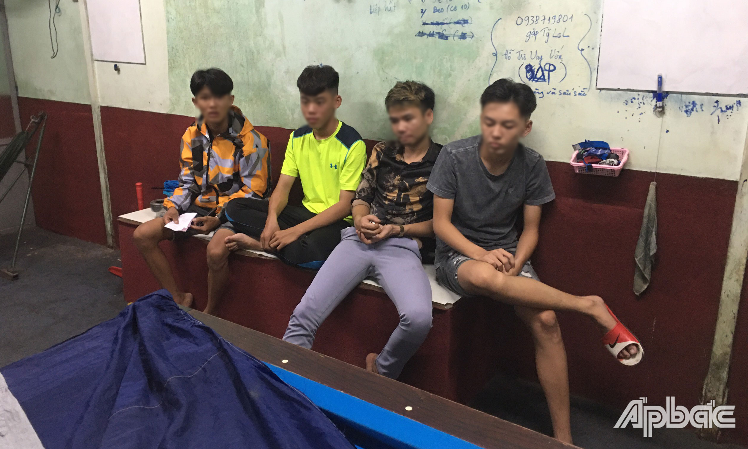 Các thanh thiếu niên tại cơ quan Công an.