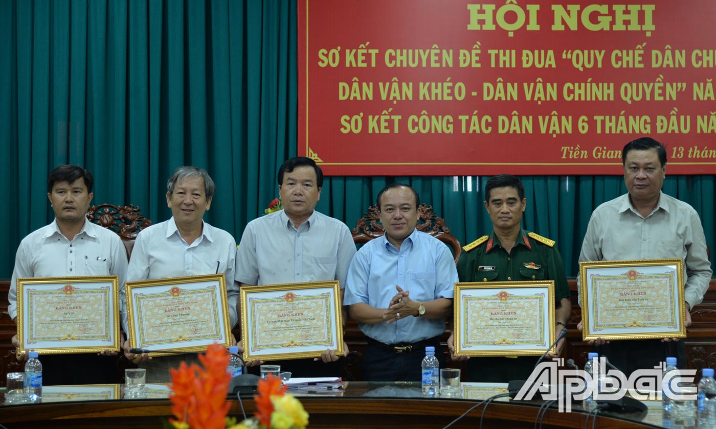 Trao Bằng khen của UBND tỉnh cho các tập thể, cá nhân có thành tích.