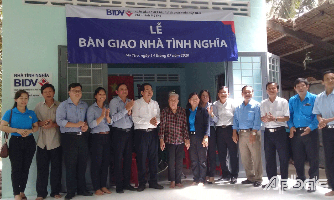 Lễ bàn giao nhà cho bà Bùi Thị Lùn 
