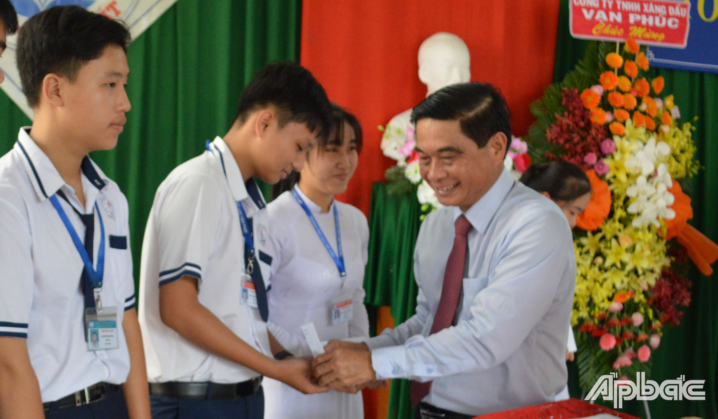  Đồng chí Nguyễn Văn Nhã trao học bổng cho học sinh. 