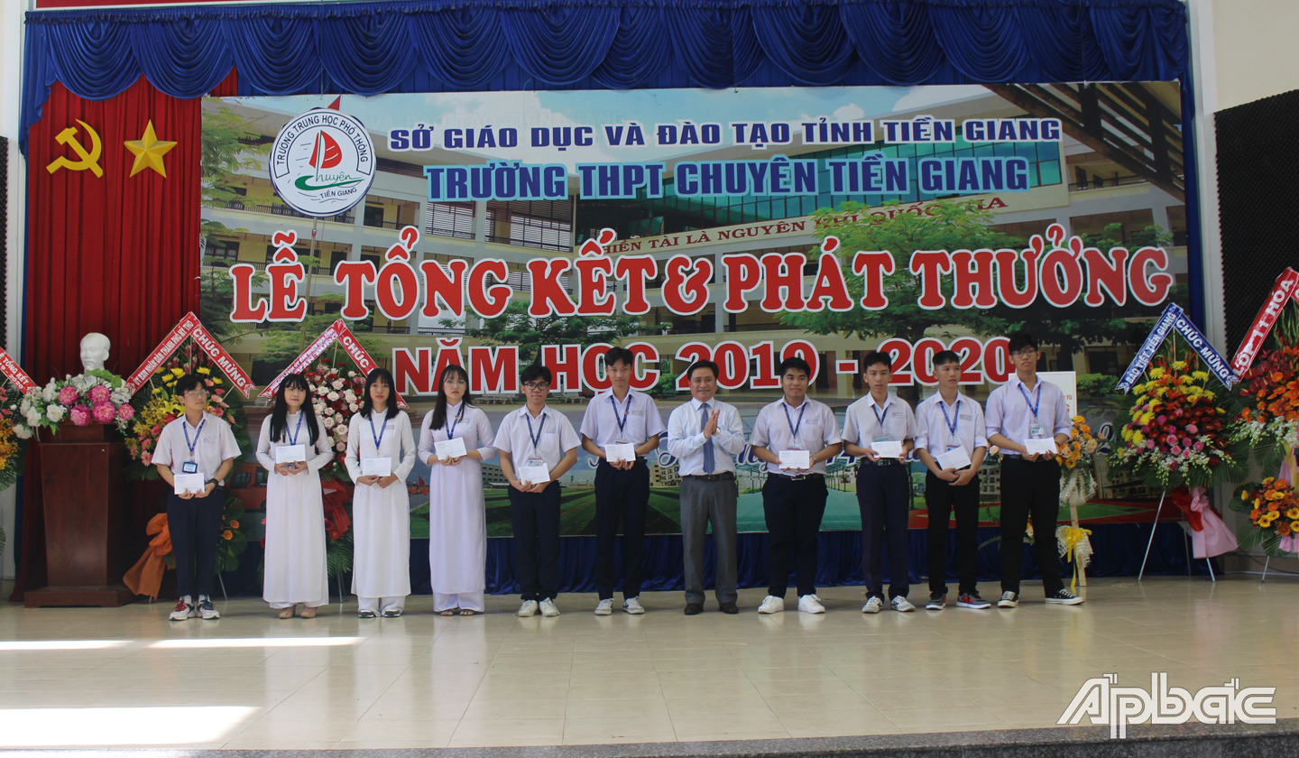 Đồng chí Trần Văn Dũng trao học bổng cho học sinh. 