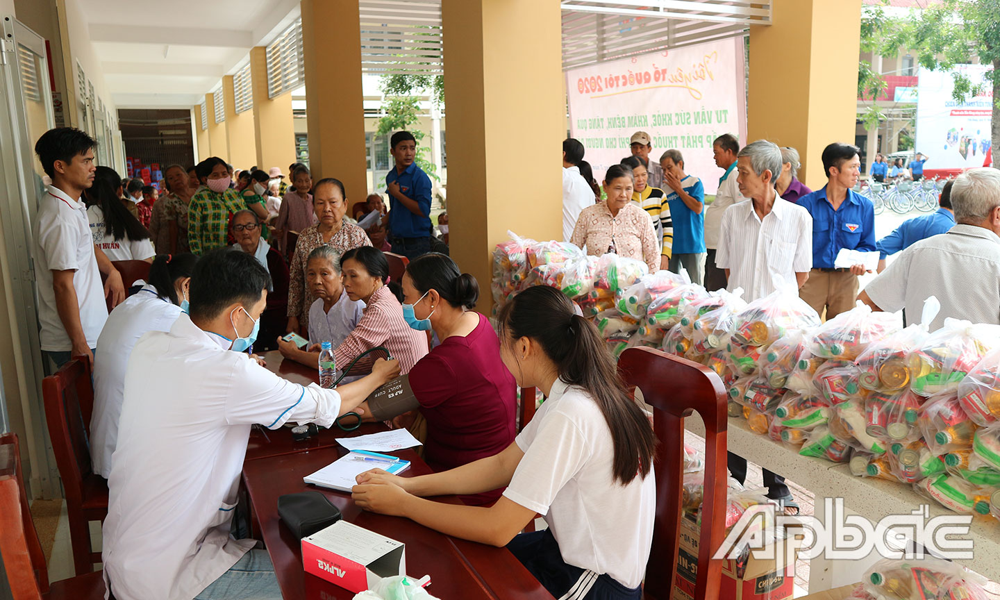Đông đảo người dân đến khám bệnh tại Chương trình “Khám bệnh, tặng quà, phát thuốc miễn phí”.