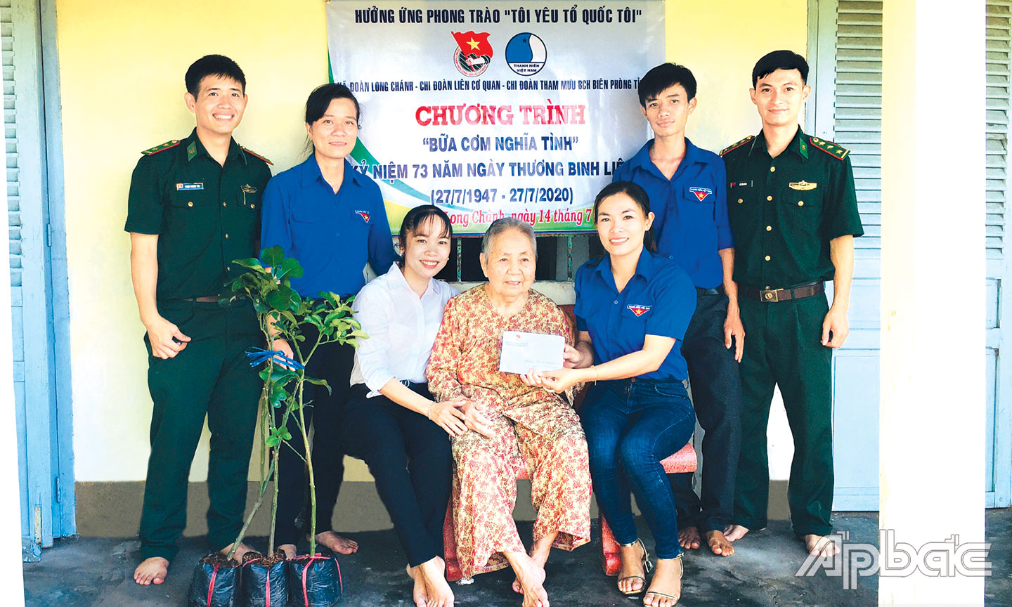 Triển khai Chiến dịch Thanh niên tình nguyện hè năm 2020, Xã đoàn Long Chánh (TX. Gò Công) phối hợp các chi đoàn tổ chức Chương trình “Bữa cơm nghĩa tình” tại nhà Bà mẹ Việt Nam Anh hùng Phan Thị Tố, xã Long Chánh (trong ảnh: Đoàn viên Xã đoàn Long Chánh và các chi đoàn thăm hỏi, tặng quà Mẹ Tố).	                                                                                                                                                         Ảnh: LÝ OANH