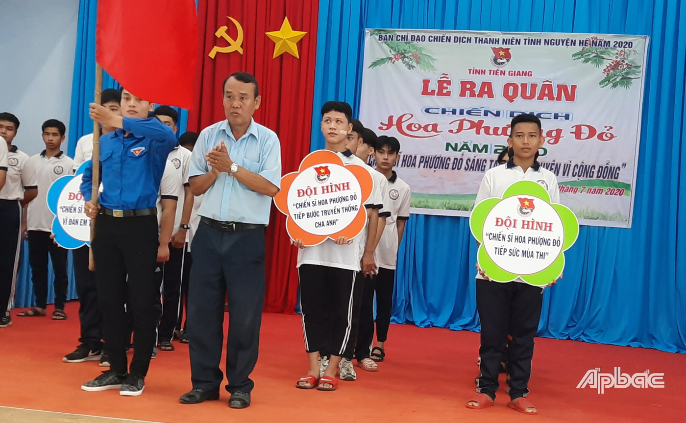 Lãnh đạo huyện Gò Công Đông trao cờ ra quân cho các đội hình