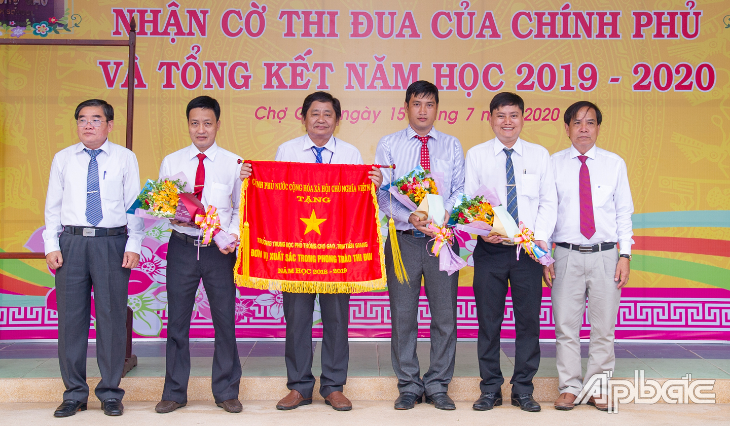 Trường THPT Chợ Gạo đón nhận cờ thi đua của Thủ tướng Chính phủ. 