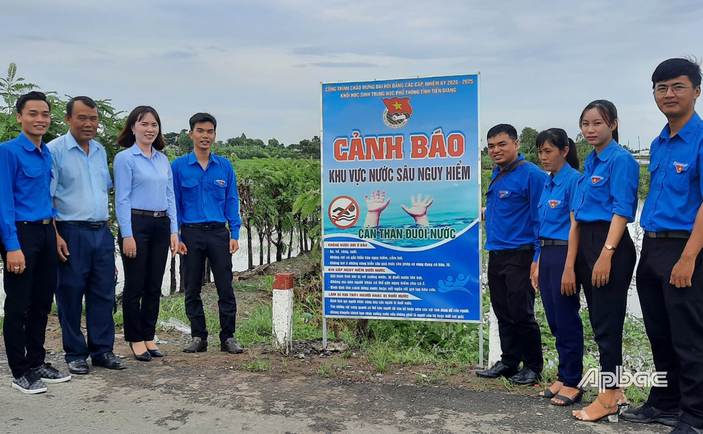 Các chiến sĩ Hoa phượng đỏ thực hiện hoạt đông Công trình biển cảnh bảo phòng chống đuối nước 