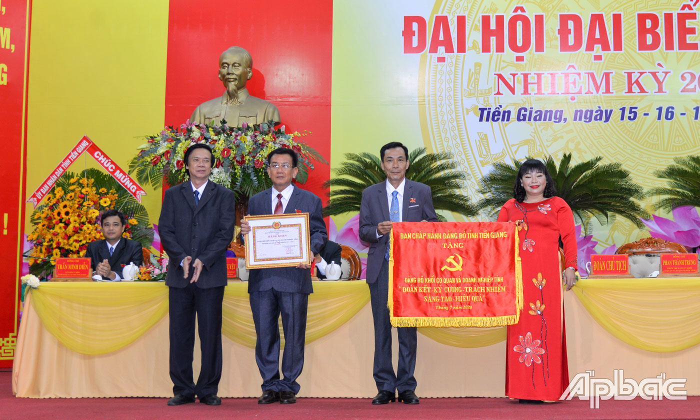 Đồng chí Nguyễn Văn Danh trao tặng Đảng bộ Khối bức trướng của Ban Thường vụ Tỉnh ủy với dòng chữ “Đoàn kết - Kỷ cương - Trách nhiệm - Sáng tạo - Hiệu quả” và Bằng khen cho Đảng bộ Khối đã đạt thành tích xuất sắc trong nhiệm kỳ 2020 - 2025.