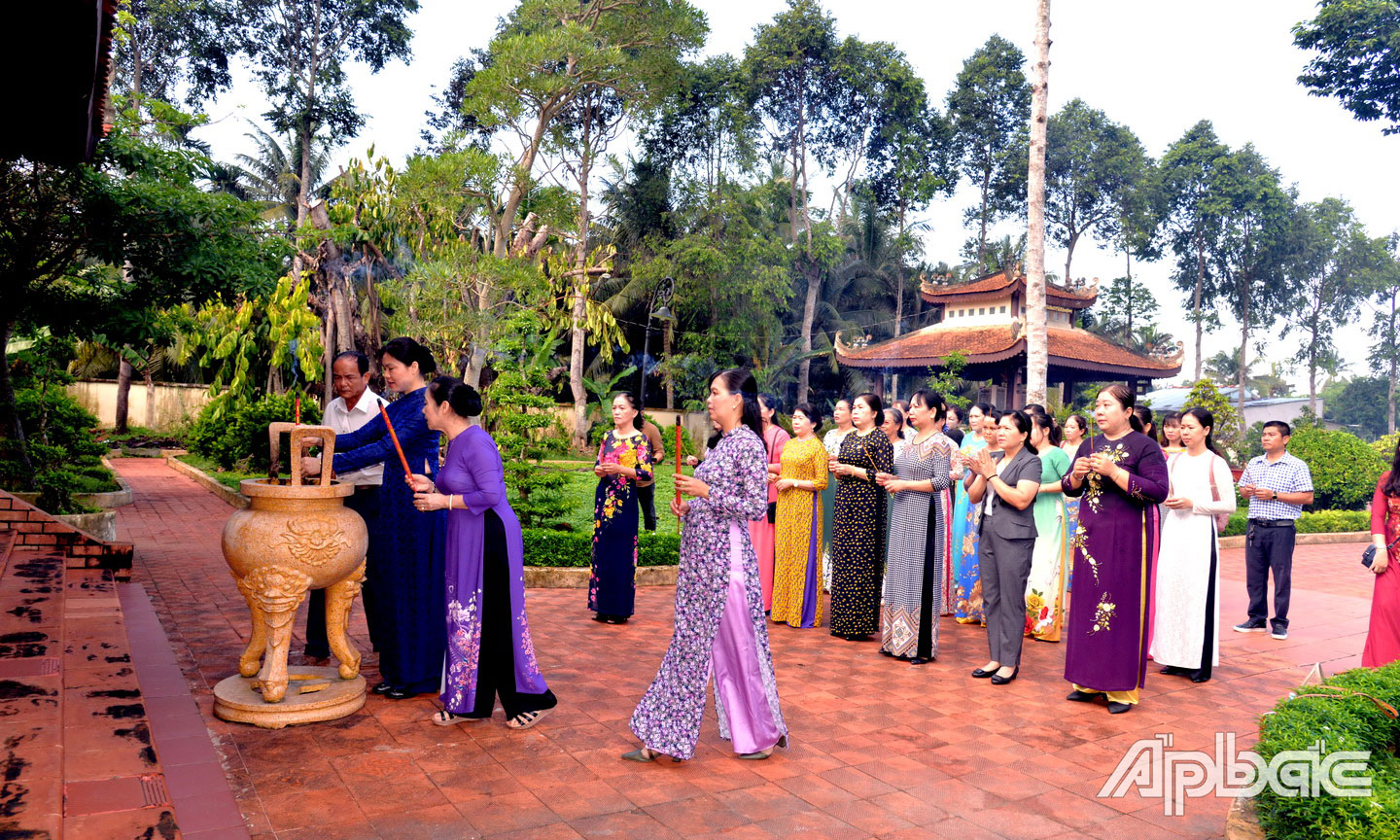 Dâng hương tại Khu di tích Đình Long Hưng.