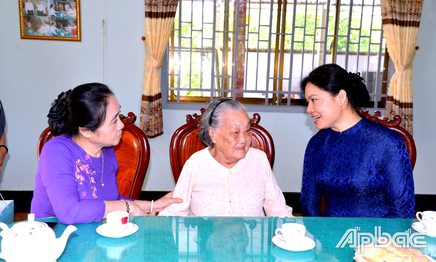 Đồng chí Hà Thị Nga thăm và tặng quà Bà mẹ Việt Nam Anh hùng Nguyễn Thị Hậu, ở ấp Long Thạnh A, xã Long Hưng, huyện Châu Thành.