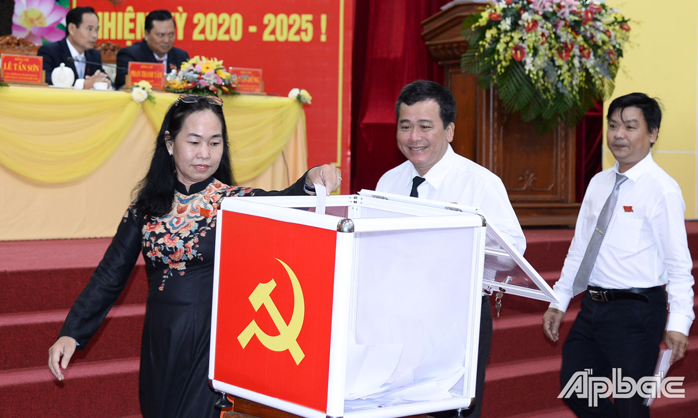 Đại biểu bỏ phiếu bầu Ban Chấp hành Đảng bộ Khối.