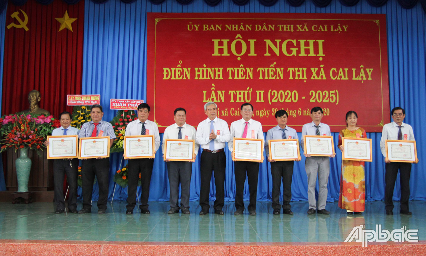 Đồng chí Hà Thanh Hữu trao Giấy khen cho các tập thể có thành tích điển hình tiên tiến trong phong trào thi đua giai đoạn 2015 - 2020