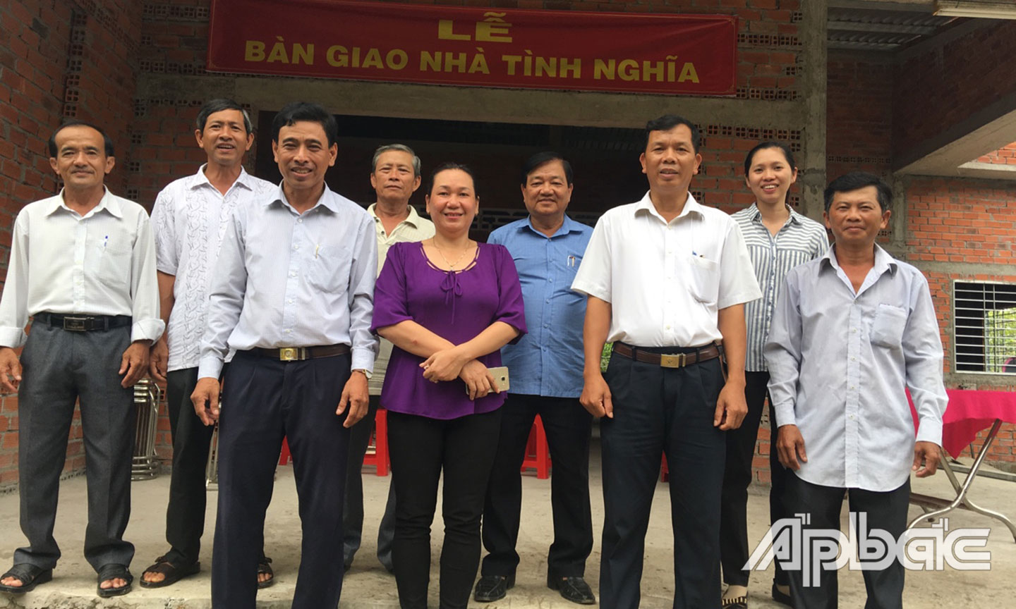 Ông Lạc (thứ 6 từ trái qua) tại Lễ bàn giao nhà tình nghĩa.