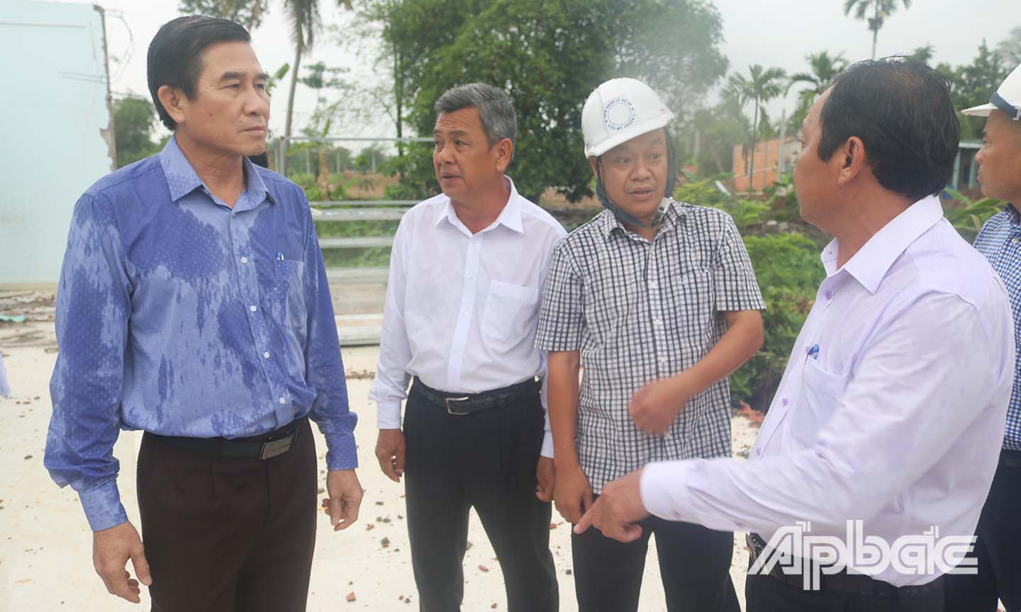 Đồng chí Lê Văn Hưởng (bìa trái) kiểm tra công tác giải phóng mặt bằng ở xã An Hữu.