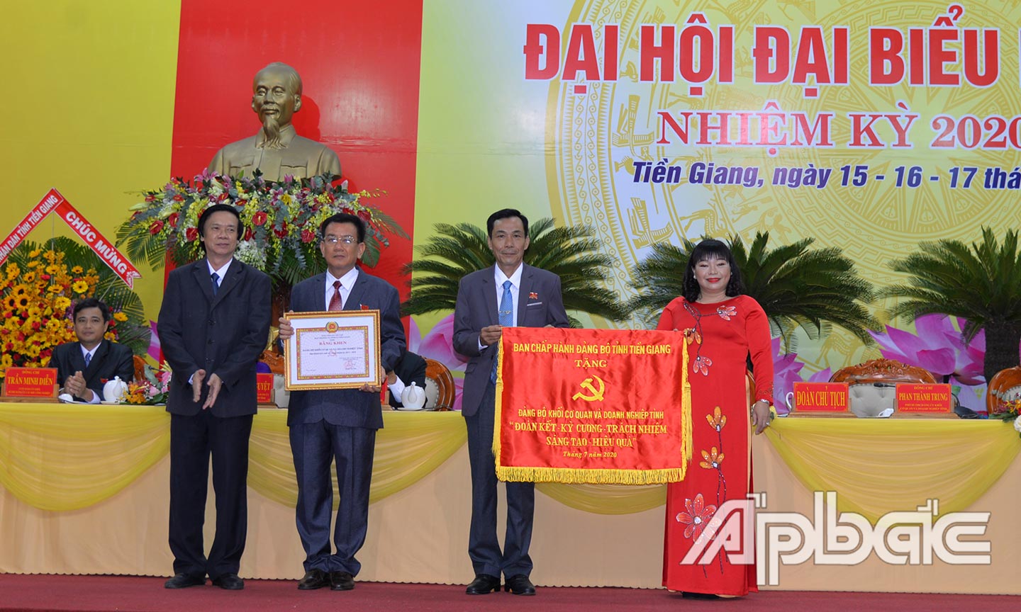 Ban Chấp hành Đảng bộ tỉnh tặng Bức trướng cho Đảng bộ Khối tại Đại hội.                                                                                                                                                                                                                                    Ảnh: VĂN THẢO