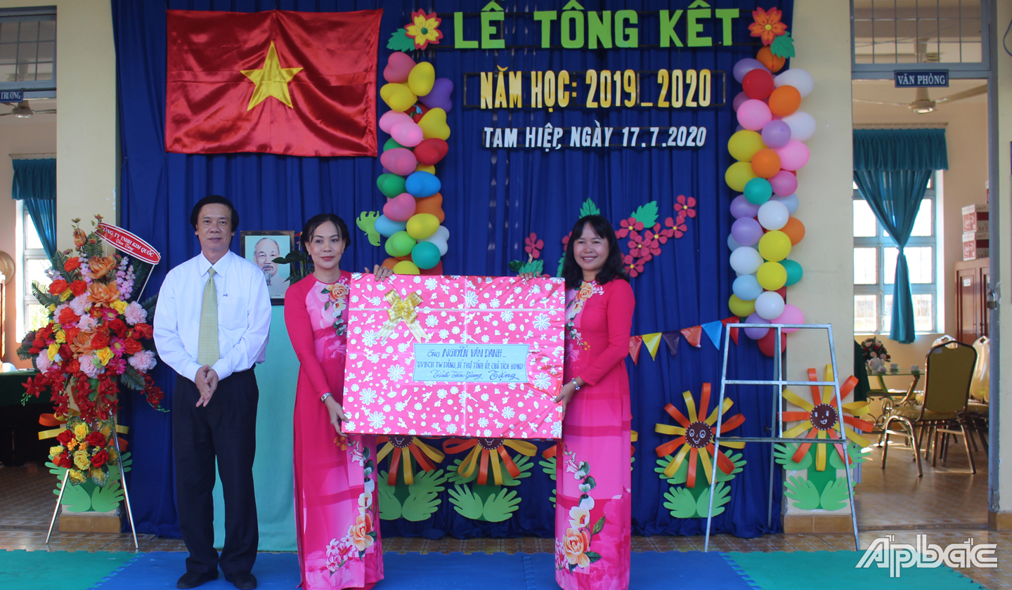 Đồng chí Nguyễn Văn Danh trao quà lưu niệm cho trường. 