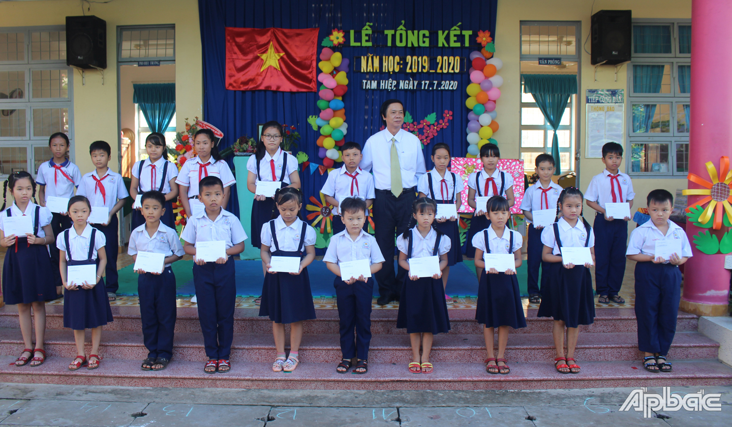 Đồng chí Nguyễn Văn Danh trao học bổng cho học sinh.