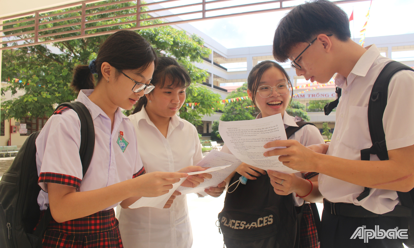 Thí sinh vui mừng vì làm được bài. 