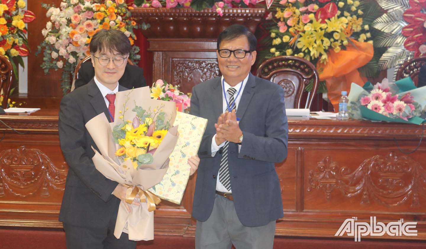 Đồng chí Huỳnh Minh Tính tặng quà ngài.... Phó Tổng lãnh sự Hàn Quốc tại TP. Hồ Chí Minh.