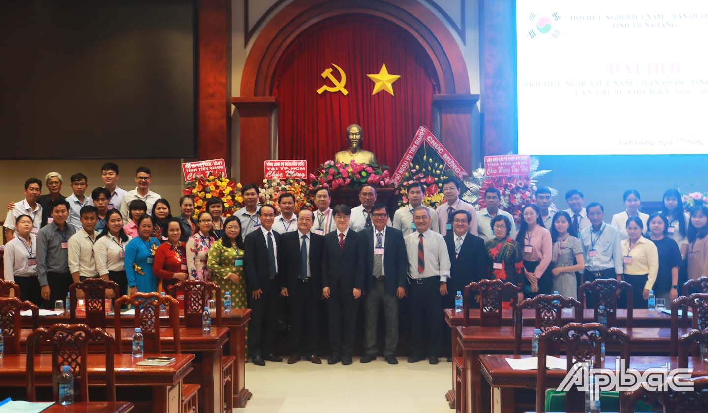 Các đại biểu chụp ảnh lưu niệm tại Đại hội.