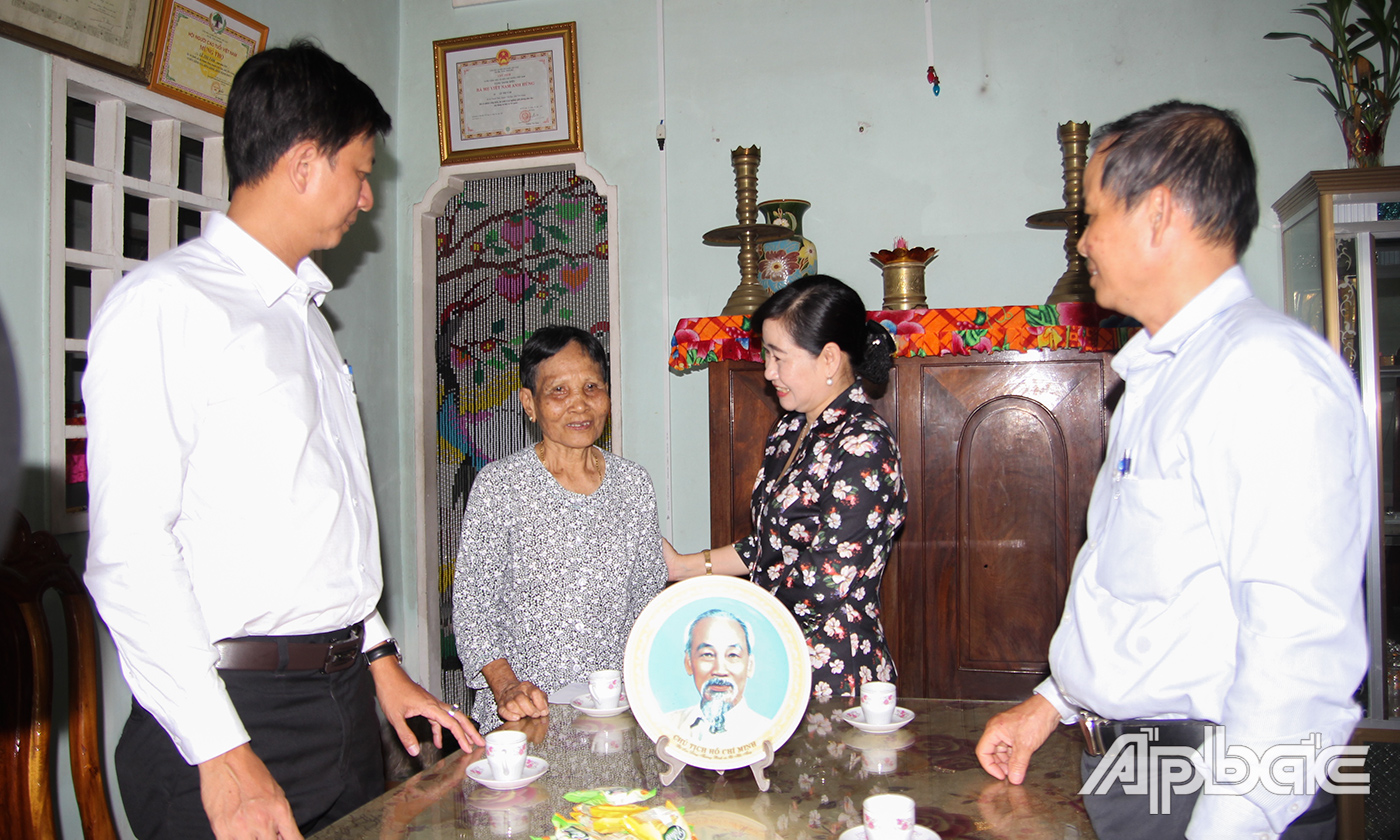 Đồng chí Châu Thị Mỹ Phương ân cần thăm hỏi, tặng quà Mẹ Việt Nam Anh hùng Lê Thị Tám. 