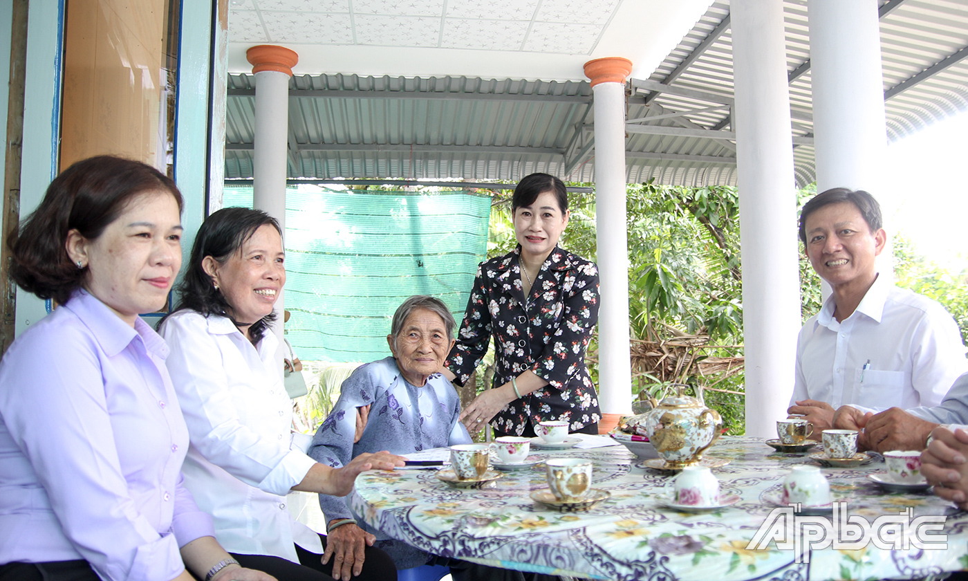 đồng chí Châu Thị Mỹ Phương ân cần thăm hỏi, chia sẻ Mẹ Việt Nam Anh hùng Trần Thị Hai