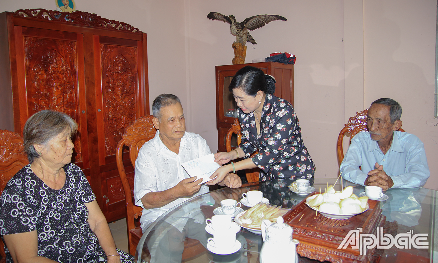 Đồng chí Châu Thị Mỹ Phương thăm hỏi, tặng quà ông Huỳnh Văn Năm bị nhiễm chất độc hóa học 81%.
