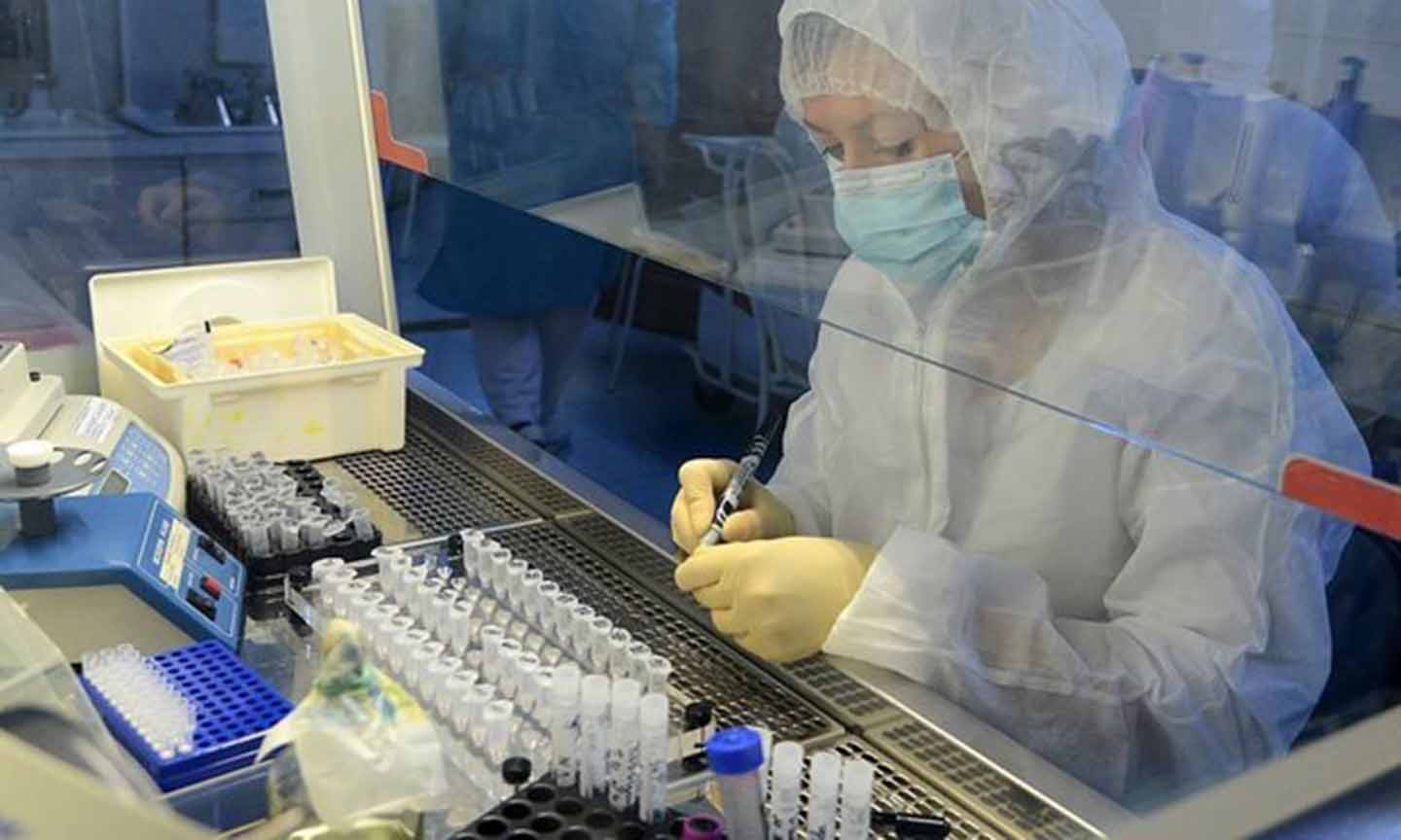 Nghiên cứu bào chế vắcxin phòng COVID-19. (Nguồn: TASS)
