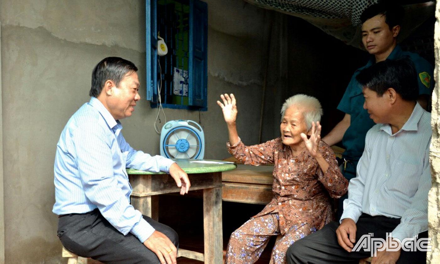 Đồng chí Nguyễn Ngọc Trầm thăm hỏi Bà mẹ Việt Nam Anh hùng Nguyễn Thi Sáu ở ấp Cả Thu 1, xã Phú Thạnh, huyện Tân Phú Đông.