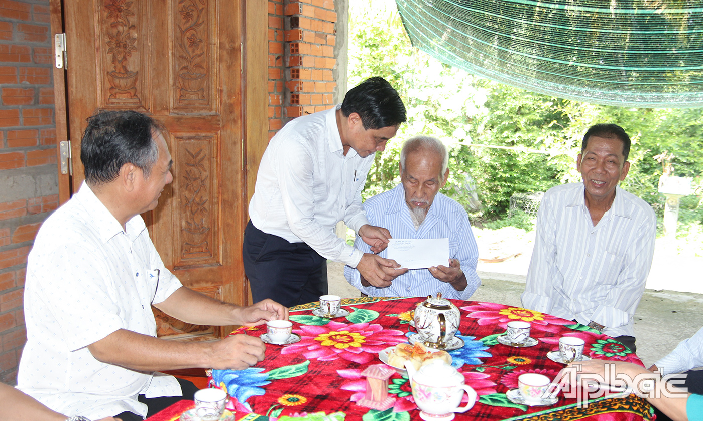 Tặng quà ông Nguyễn Văn Năm (cha liệt sĩ )