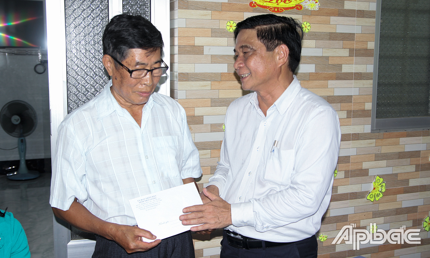 Tặng quà bệnh binh Trần Văn Khôi.