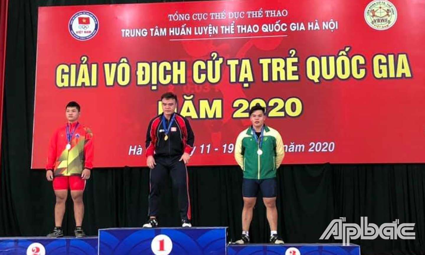 VĐV Vương Trương Khôi (ở giữa) của Đội Cử tạ Tiền Giang phá 3 kỷ lục ở hạng cân 89kg).