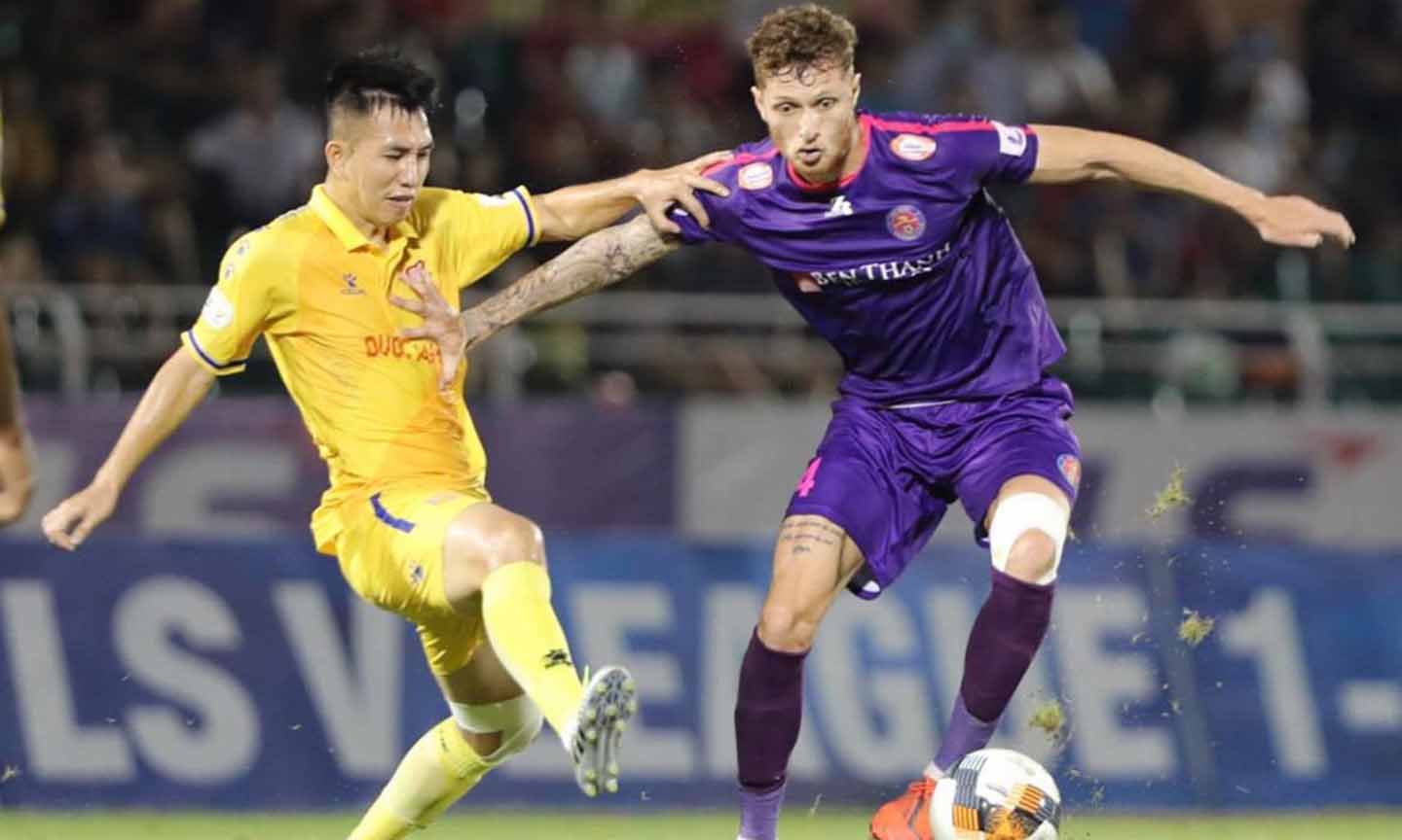 Sài Gòn (tím) kéo dài mạch trận bất bại để vững vàng ở ngôi đầu bảng.