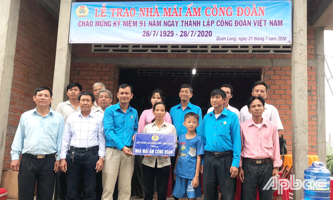 Bàn giao nhà Mái ấm Công đoàn cho chị Nguyễn Thị Kim Phụng