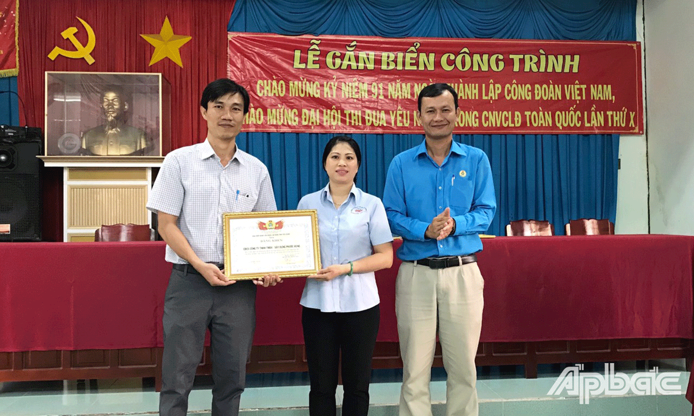 Lãnh đạo LĐLĐ tỉnh Tiền Giang trao biển công trình 