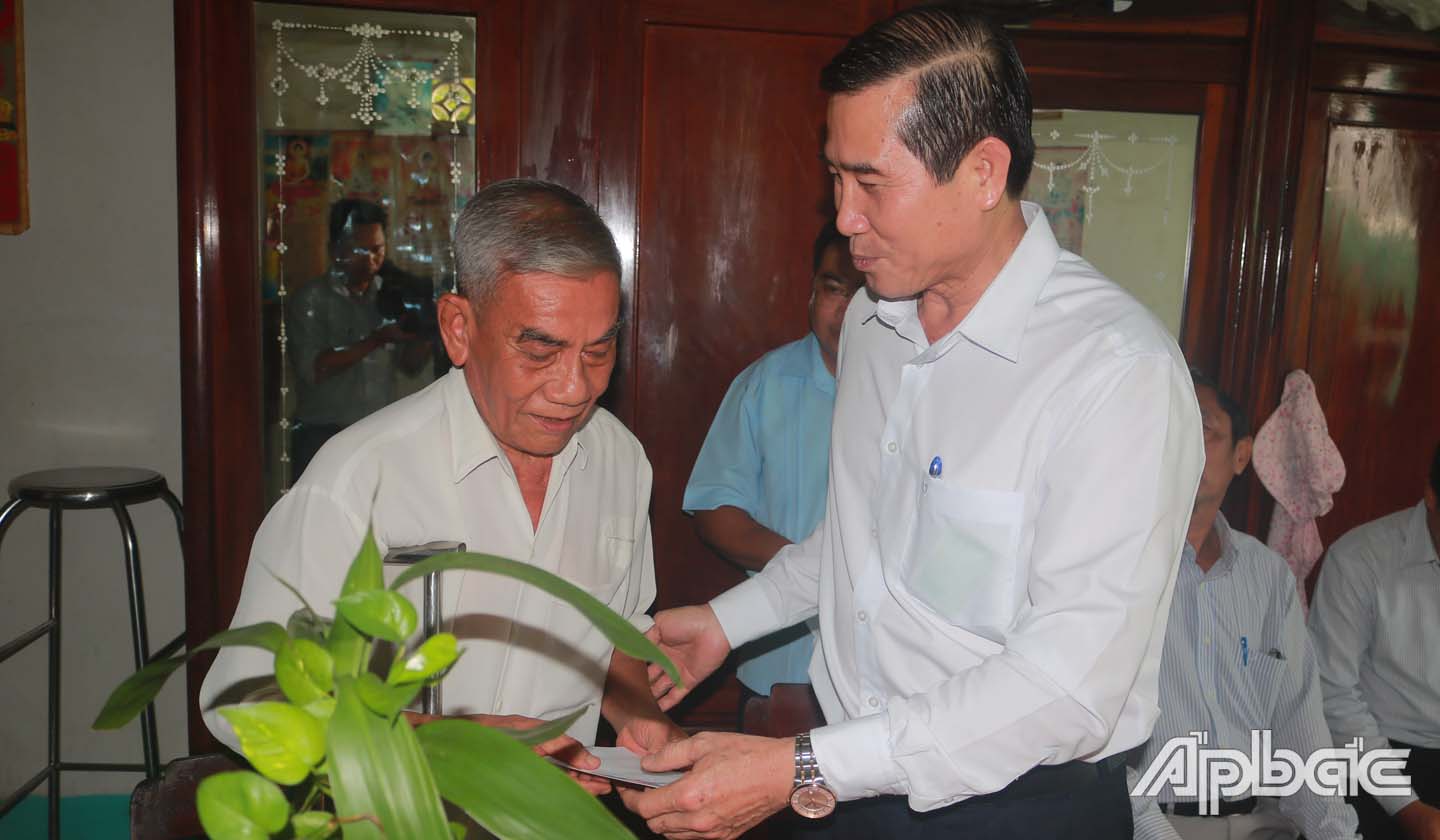 Đồng chí Lê Văn Hưởng thăm và tặng quà gia đình ông Huỳnh Văn Giác (thương binh 71%) ở khu phó 3, phường 1, Thị xã Gò Công.