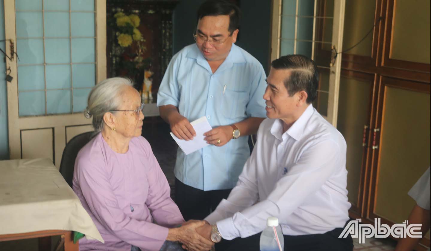 Đồng chí Lê Văn Hưởng thăm và tặng quà gia đình Mẹ Việt Nam Anh hùng Nguyễn Thị Viễn ở khu phoos4, phường 1, TP. Mỹ Tho.