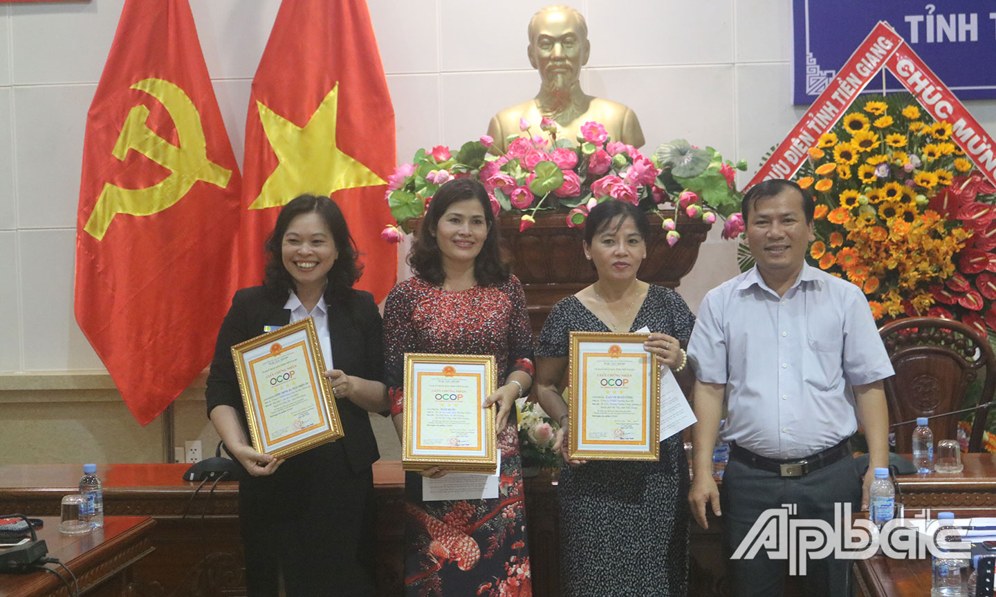 Trao giấy chứng nhận sản phẩm OCOP đợt 1 năm 2020.