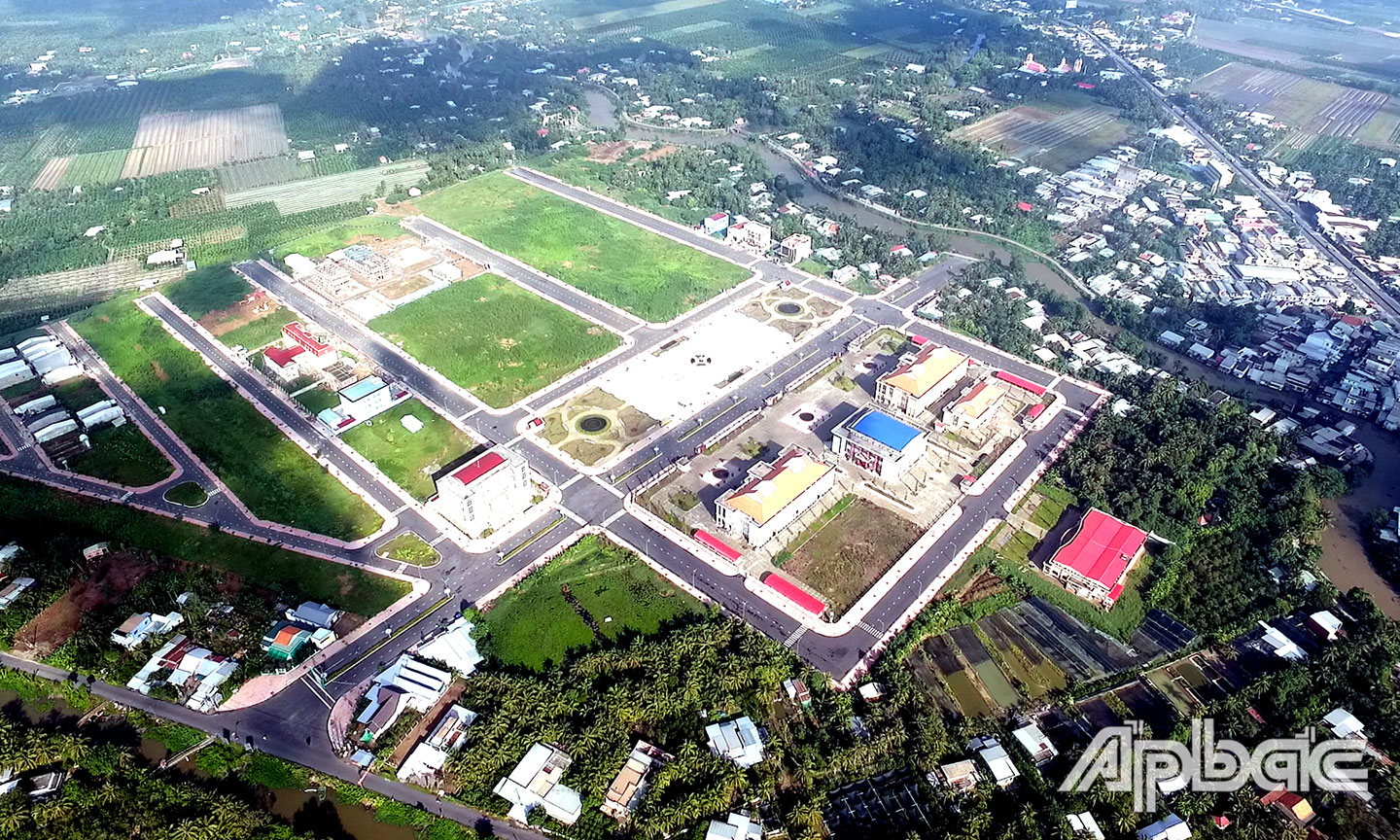 Tập trung xây dựng các công trình trọng điểm để phát triển đô thị Bình Phú bảo đảm phù hợp với quy hoạch chung, tiến tới thành lập thị trấn Bình Phú vào cuối năm 2020 nhằm tạo động lực phát triển, tạo lòng tin và sự hài lòng trong nhân dân.															      Ảnh: TRẦN LIÊM