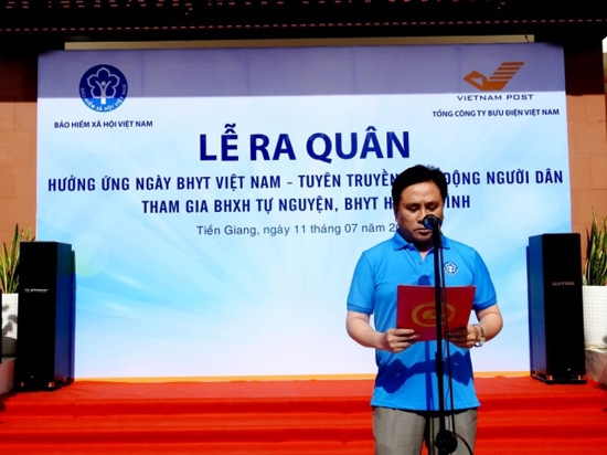 Ông Trần Văn Dũng –Tỉnh ủy viên- Phó Chủ tịch UBND  tỉnh Tiền Giang phát biều và hô khầu lệnh trong buổi ra quân.