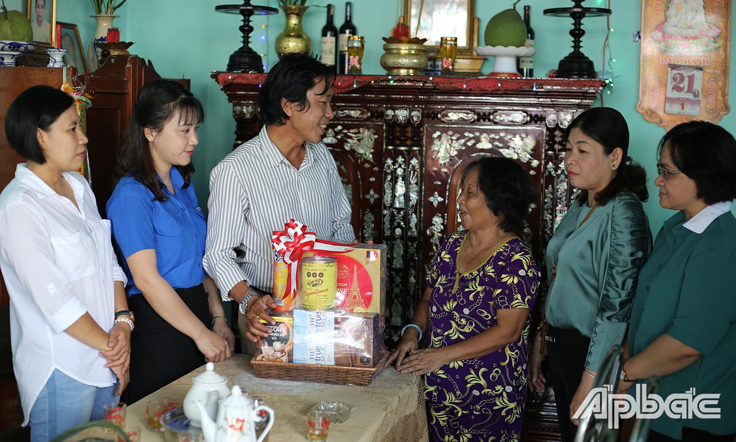 Và trao quà cho gia đình thương binh Đinh Văn Bảy (xã Tân Mỹ  Chánh, T.P Mỹ Tho)