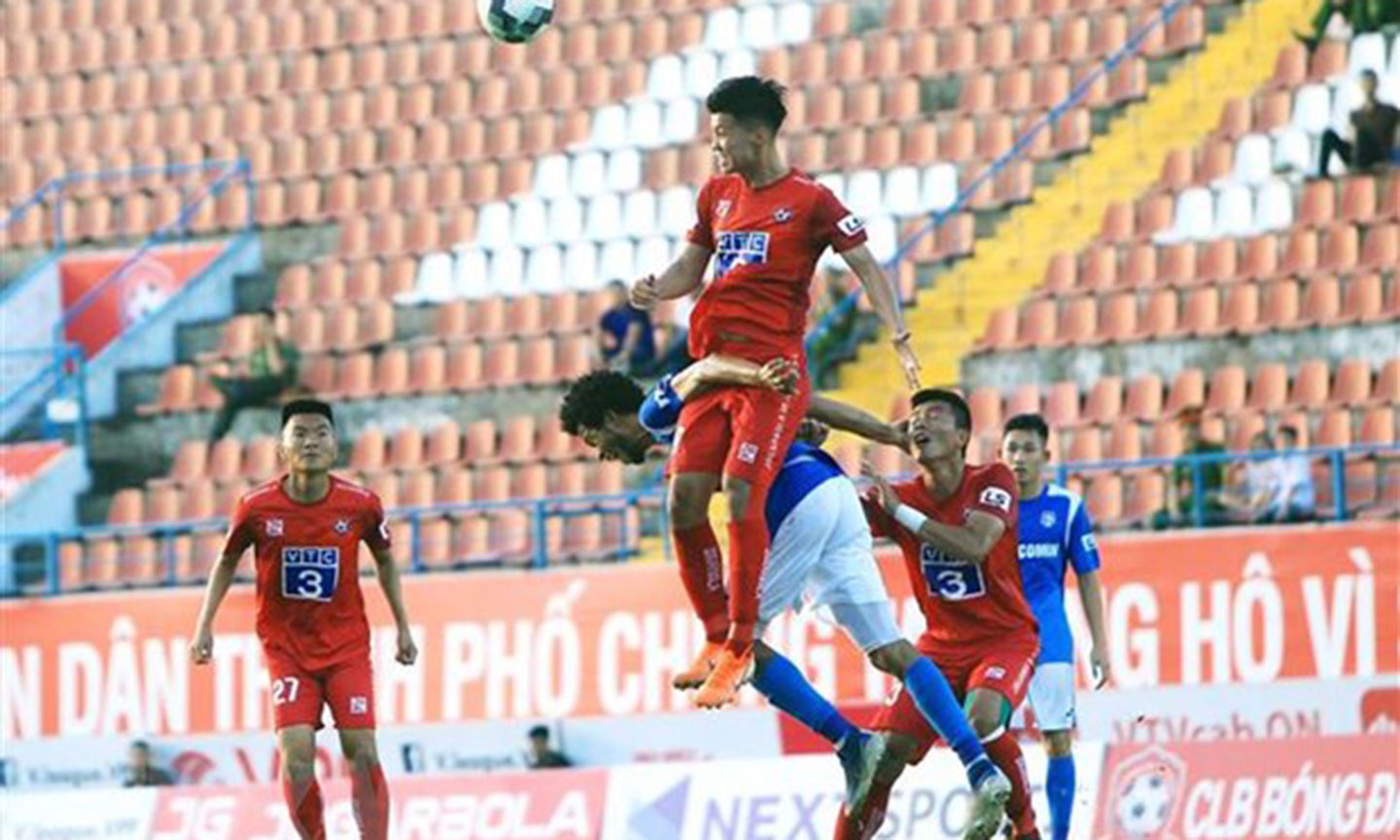 Một pha tranh bóng của cầu thủ Hải Phòng. (Ảnh: An Đăng/TTXVN)